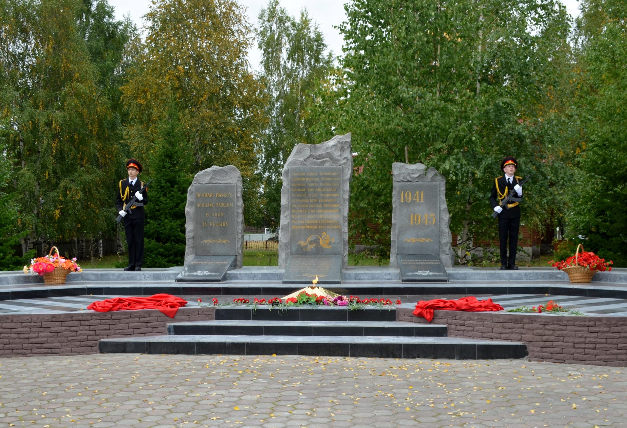 Памятник павшим в боях. Памятник героям 1941 Солнечногорск. Памятник павшим. Памятник павшим воинам в Великой Отечественной 1941-1945.